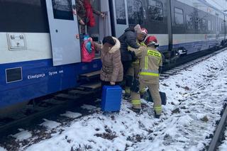 Dramat w pociągu PKP Intercity pod Kielcami. Do akcji w polu musieli wkroczyć strażacy