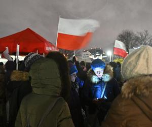 Kolejny dzień protestu przed siedzibą TVP