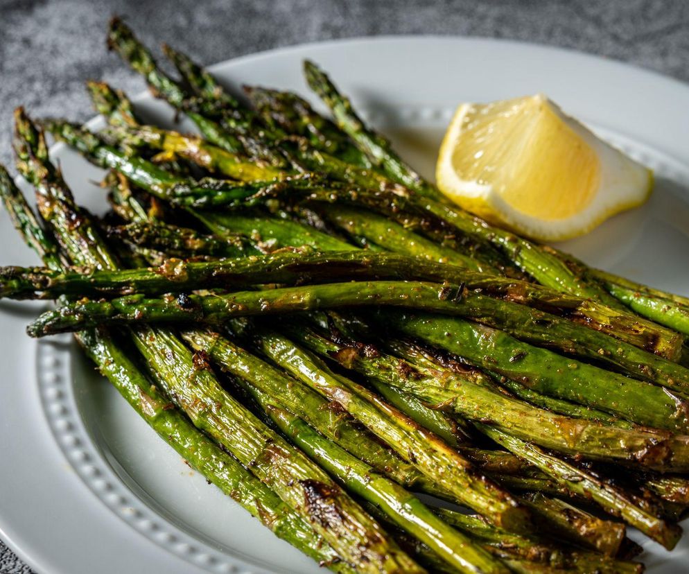 Szparagi z grilla: prosty sposób na idealnie grillowane szparagi