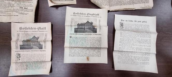 Kapsuła czasu z kościoła w Białogardzie otwarta. Co przez lata skrywał szklany słój na szczycie wieży?