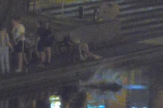 Tak się bawią nocą bydgoszczanie w centrum miasta. Czego się nie da wrzucić do Brdy, biorą do domu lub wręczają wybrance serca