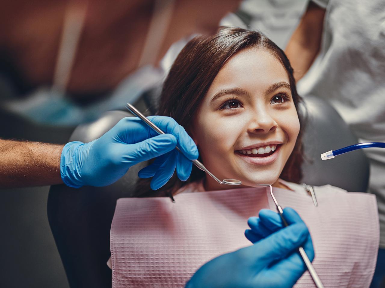 Gaz rozweselający u dentysty - czy sedacja wziewna to dobry sposób na znieczulanie dziecka?