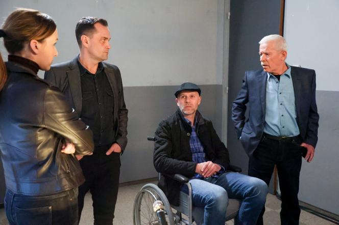 Na Wspólnej, odc. 3461: Iga (Lidia Sadowa), Sławek (Mariusz Słupiński), ochroniarz (Marcin Montana), śledczy Konopka (Andrzej Franczyk)