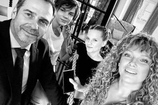 Przyjaciółki, 24 sezon. Patrycja (Joanna Liszowska), Wiktor (Paweł Deląg), Mikołaj  (Borys Bartłomiejczyk), dziewczyna Mikiego (Aurora Myśliwiec)