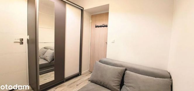 Nawet kojec dla psów jest większy niż to mieszkanie. Mikrokawalerka 8 mkw. do wynajęcia w Warszawie