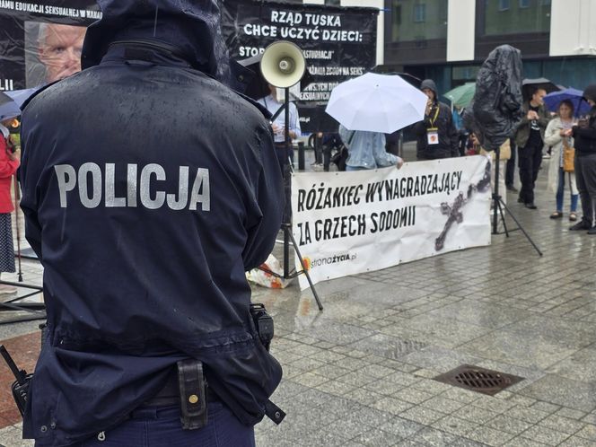 Wystartował Wrocławski Marsz Równości. Na trasie pojawili się przeciwnicy 
