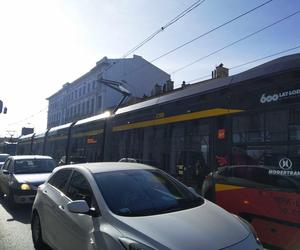 Nagłe zatrzymanie tramwajów przy Piotrkowskiej. Interweniowali ratownicy medyczni