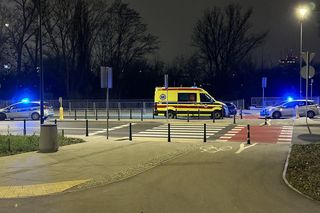 Koszmarna zbrodnia na Pradze-Północ. Kobieta z raną kłutą brzucha przewieziona do szpitala