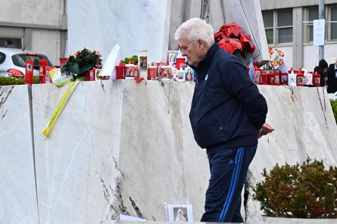 Wierni modlą się o zdrowie Franciszka przed pomnikiem Jana Pawła II. Składają kartki z życzeniami i wiązanki z białych róż