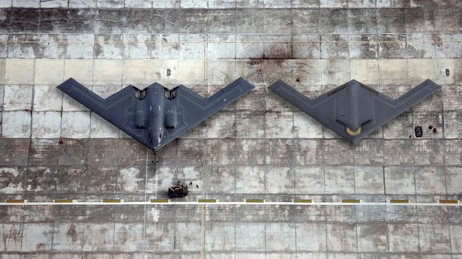 Widok z góry B-21 Raider (po prawej) obok B-2 Spirit (po lewej)