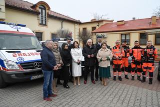 Karetki odebrali przedstawiciele OSP w Mariańskim Porzeczu i przedstawiciele Fundacji Eska Kowalscy