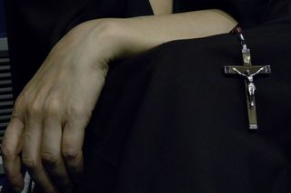 ZAROBKI ZAKONNIC: 500 plus, dodatki dla matek, podwójna emerytura i… bieda. Złoto TYLKO dla księży