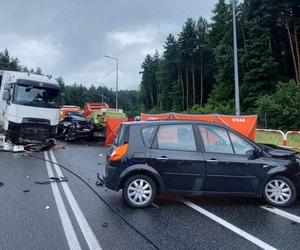 Zderzenie 5 samochodów na zjeździe z A4, jedna ofiara śmiertelna