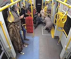 Szokujące sceny z tramwaju w Warszawie. Opublikowano właśnie nagranie. „Trzymaj się mocno”