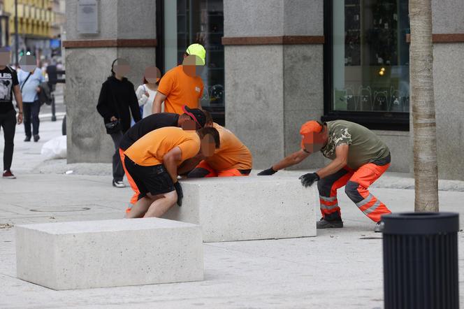 Co oni wyprawiają na Placu Pięciu Rogów?! Nowy plac a już...