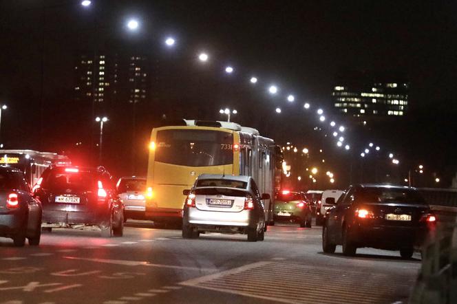 Slalom na Trasie Łazienkowskiej. Trwa remont wiaduktów