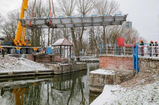Zdemontowano zabytkowy most na Mazurach. Trwa jego naprawa [ZDJĘCIA]