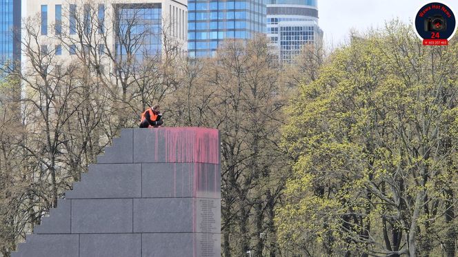 Mężczyzna wszedł na pomnik smoleński