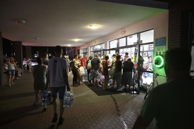 Pożar w Ząbkach. Wielkie poruszenie! Ludzie z całego miasta ruszyli z pomocą 