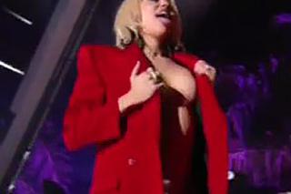 Ciuchy zlecialy z Miley Cyrus na scenie