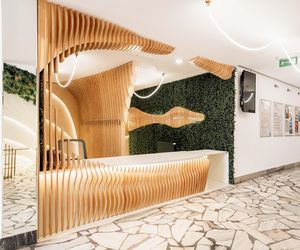 Galeria pod Plafonem i strefa wejściowa Dolnośląskiej Biblioteki Publicznej na rynku