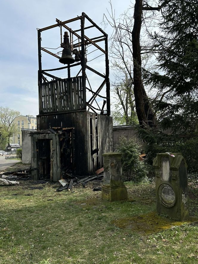Pożar zabytkowej dzwonnicy w Warszawie