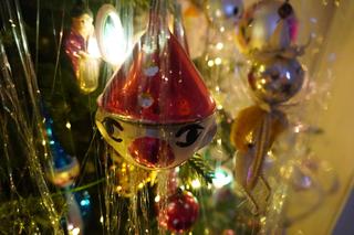 Na 18 metrach kwadratowych ma dwie choinki, a na nich setki bombek z czasów PRL. Odwzorował drzewko z domu babci