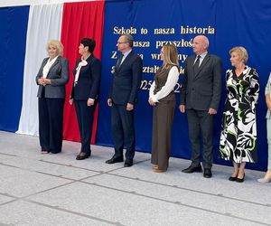 Pierwsza Dama uczciła z uczniami 100 lat od nadania imienia Stefana Batorego Szkole Podstawowej w Liwie