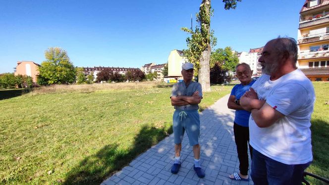 Bełchatów. Binków. Budynek handlowy zamiast zielonego skweru