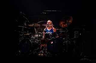 Danny Carey prezentuje rower perkusyjny. Tak właśnie muzyk Toola dba o formę!