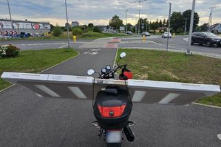 Załadował drzwi na motorower i ruszył w miasto. Nawet policjantów zdziwił ten widok