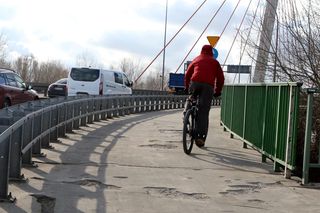 Ścieżka rowerowa na moście Siekierkowskim (luty 2025)