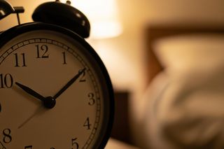 Czas zimowy 2025 nadchodzi. Jakie skutki dla organizmu niesie dodatkowa godzina snu?