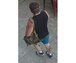 Mężczyzna z wojskowym plecakiem i tatuażami poszukiwany przez policję. Opublikowali zdjęcia