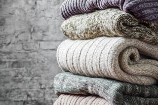 Jak przechowywać swetry i kurtki? Zimowo-jesienna organizacja przestrzeni