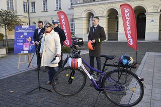 Rośnie liczba wypadków z udziałem hulajnóg. Radni Mazowsza apelują do dzieci i młodzieży: „Noście kaski i odblaski!”