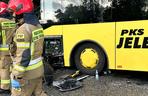 Wypadek autobusu w Karpaczu. Osobówka wjechała prosto pod jego koła. Jest wieku rannych [ZDJĘCIA].