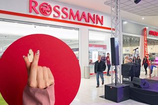 Kolekcjonerskie piny Rossmann x Kopi. Sieć połączyła siły z topową projektantką biżuterii 