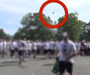 Służby opublikowały szokujące nagranie. Kibice rzucali w policjantów szklanymi butelkami. „Zatrzymali blisko 100 osób”.