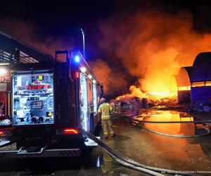 Gigantyczny pożar w Koniecpolu. Ogień pojawił się w firmie składującej odpady