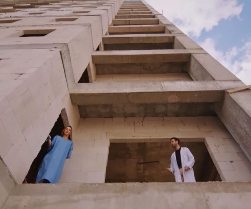 Miłość i nadzieja, odcinek 267: Sila skoczy z balkonu?! Usłyszy głosy i wychyli się za krawędź! - ZDJĘCIA