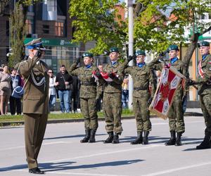 Ponad stu żołnierzy na Placu Solidarności w Olsztynie. Złożyli uroczystą przysięgę [ZDJĘCIA]