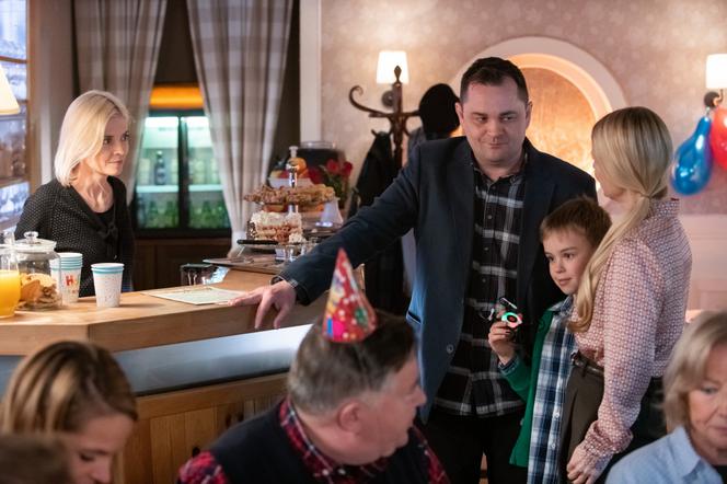 Na Wspólnej odc. 3053. Sławek (Mariusz Słupiński), Tatiana (Olha Bosova), Renata (Marta Jankowska), Jurij  ( Nikita Antonenko)