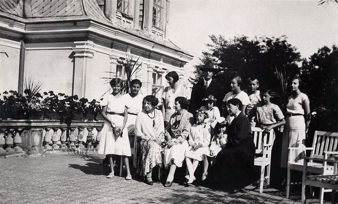 Rodzina Sobańskich na tarasie - przed 1939 r.