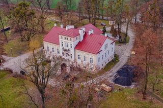 Bajeczny pałac z ogrodem tylko 30 min od Łodzi. Przez lata zmieniał swoją funkcję, ale wciąż zachwyca urokiem!