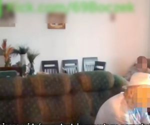 Bili, podpalali i oblewali wodą! Staruszek z Warszawy ofiarą nieletnich patostreamerów