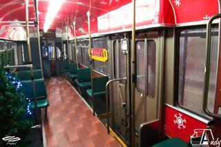 Świąteczny tramwaj KitKat w Poznaniu. Można nim podróżować bezpłatnie