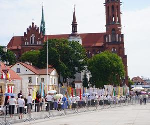 Boże Ciało 2024. Tłumy wiernych przeszły w procesji ulicami Białegostoku