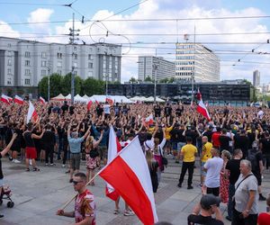 Tłumy manifestantów przeszły przez Polskę na protestach Stop migracji. Wśród nich było mnóstwo kibiców