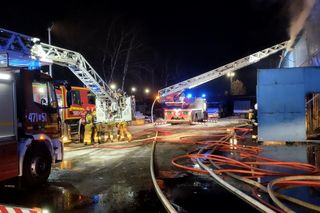 Pożar hali produkcyjnej w Rybniku. Wciąż trwa akcja gaśnicza